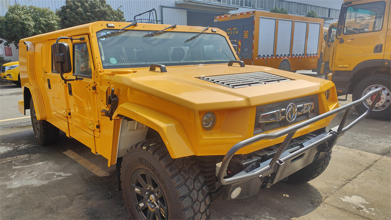 東風(fēng)猛士突前車(chē)涉險(xiǎn)車(chē)